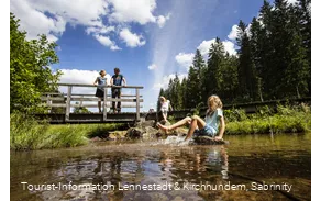 Familie an der Brücke im Schwarzbachtal