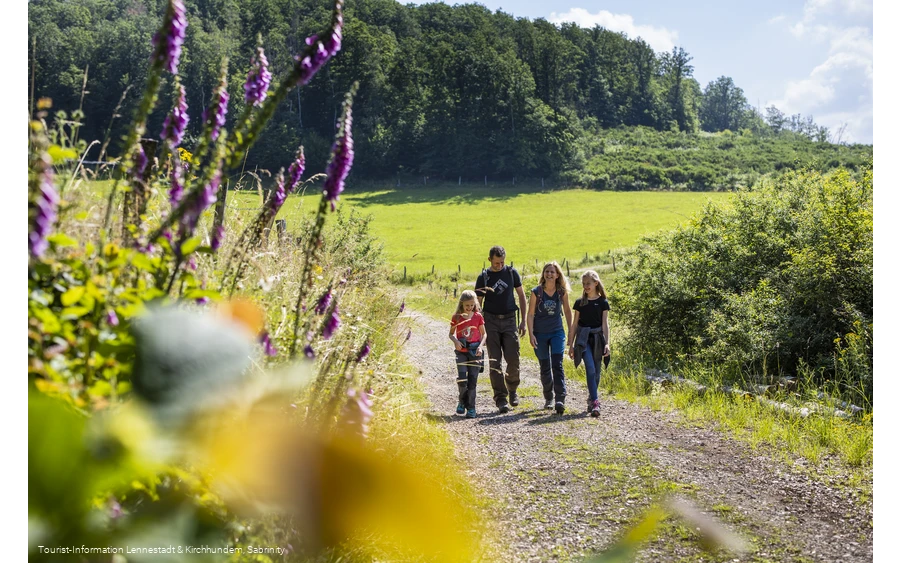 Familie auf dem Veischeder Sonnenpfad