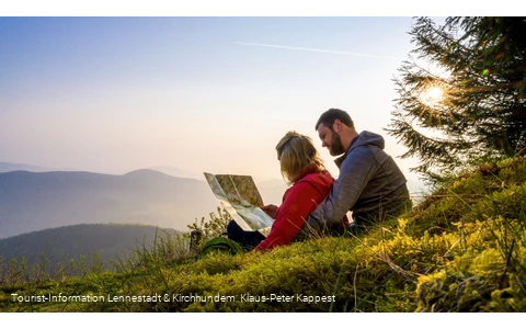 Wanderer mit Karte am Kahleberg
