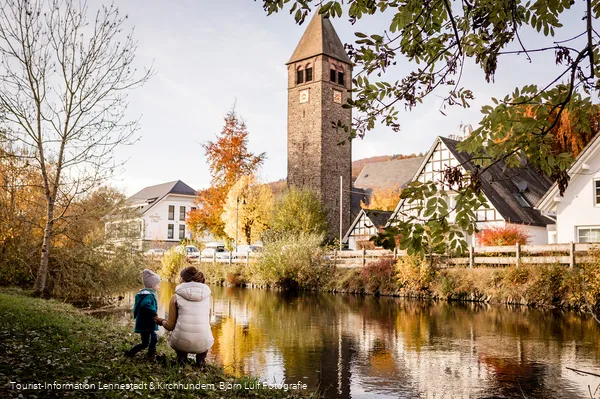 Mama mit Sohn an der Lenne