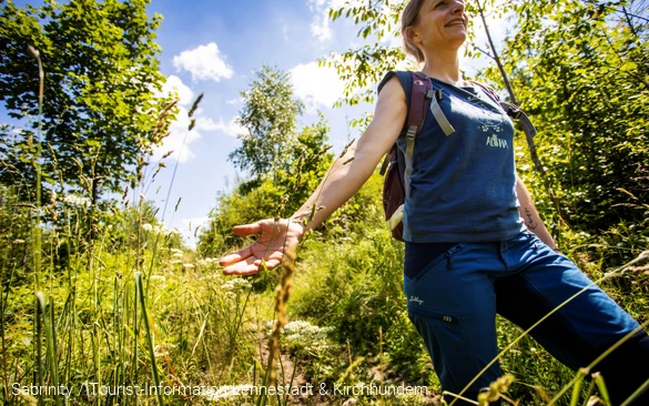 Frau streift durch Wiese