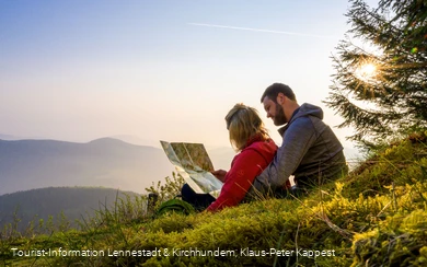 Wanderer mit Karte am Kahleberg