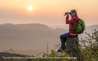 Wanderin mit Fernglas