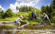 Familie an der Wasserfurt im Schwarzbachtal