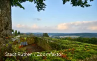 Blick von der Stadtmauer auf den Naturpark Arnsberger Wald