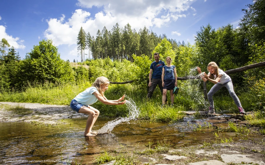 Familie an der Wasserfurt im Schwarzbachtal