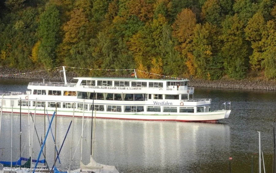 Schiff auf Biggesee.jpg
