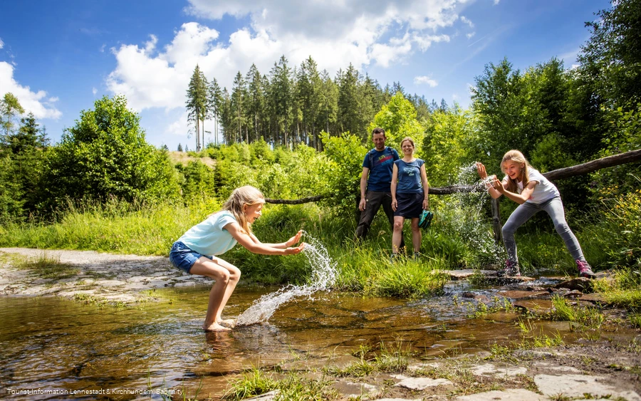 Familienwanderspaß im Schwarzbachtal