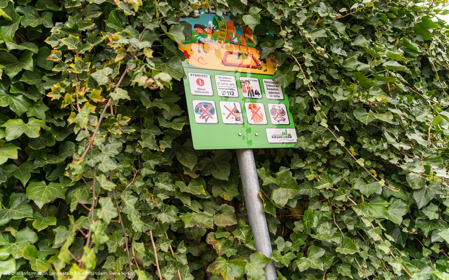 Schild am Spielplatz 