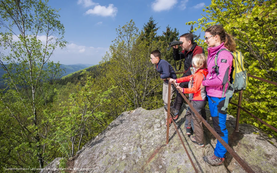 Familie auf dem Rinsleyfelsen