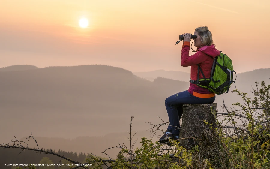 Wanderin mit Fernglas