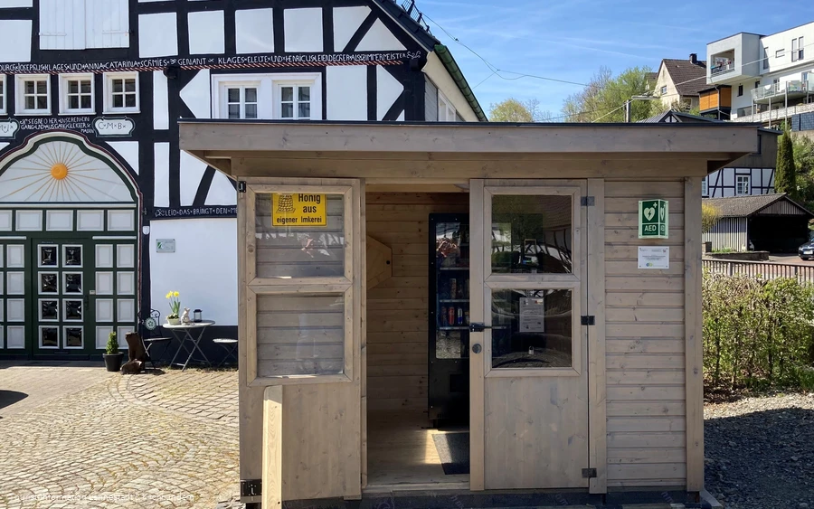 Dorf-Kiosk Kirchveischede außen.jpg