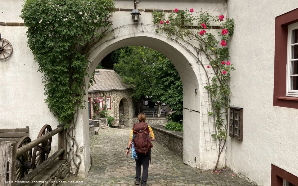 Couchflucht Sonnenpfad_Rosenbogen Burg Bilstein quer.png