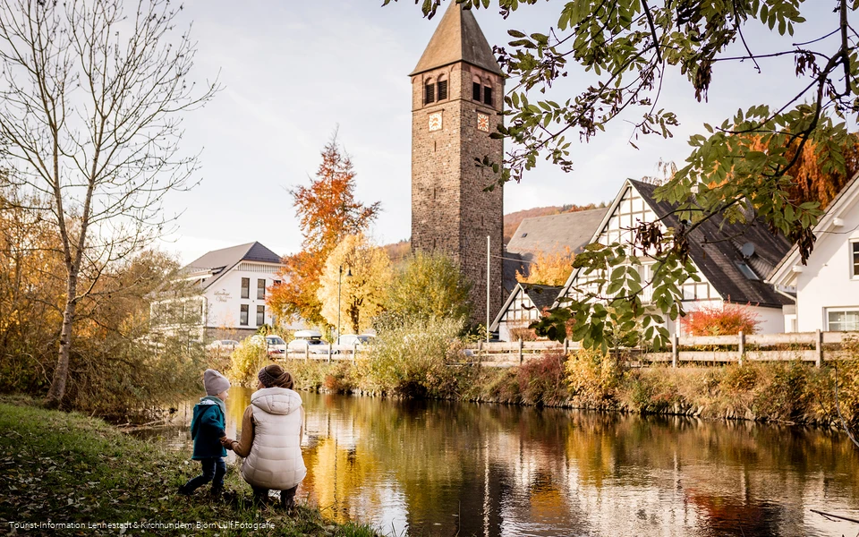 Mama mit Sohn an der Lenne