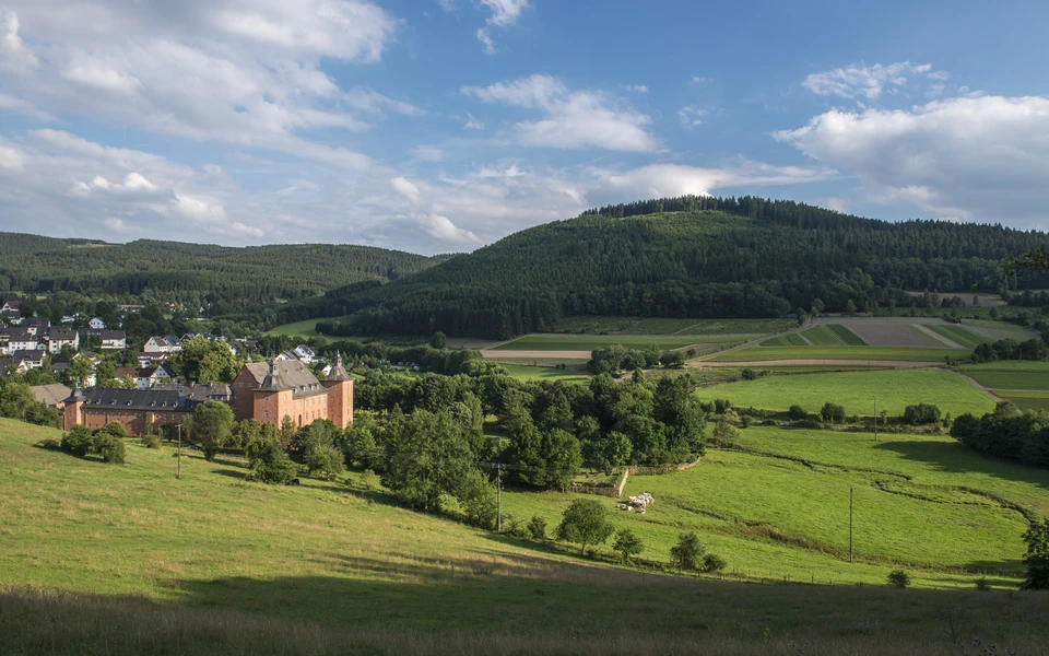 Blick auf dei Adolfsburg in Oberhundem © Sauerland Wanderdörfer;Klaus-Peter Kappest.jpg