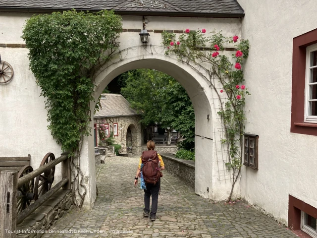 Couchflucht Sonnenpfad_Rosenbogen Burg Bilstein quer.png