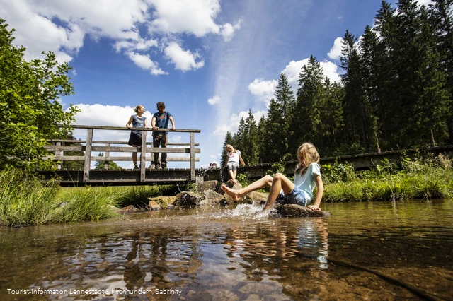 Familie an der Brücke im Schwarzbachtal