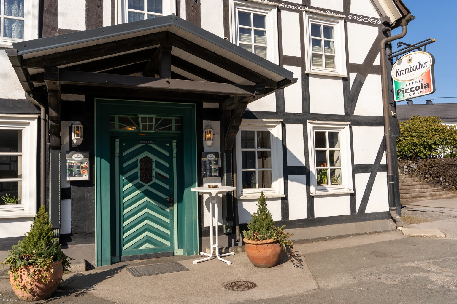 Eingang Pizzeria Piccola in Welschen Ennest