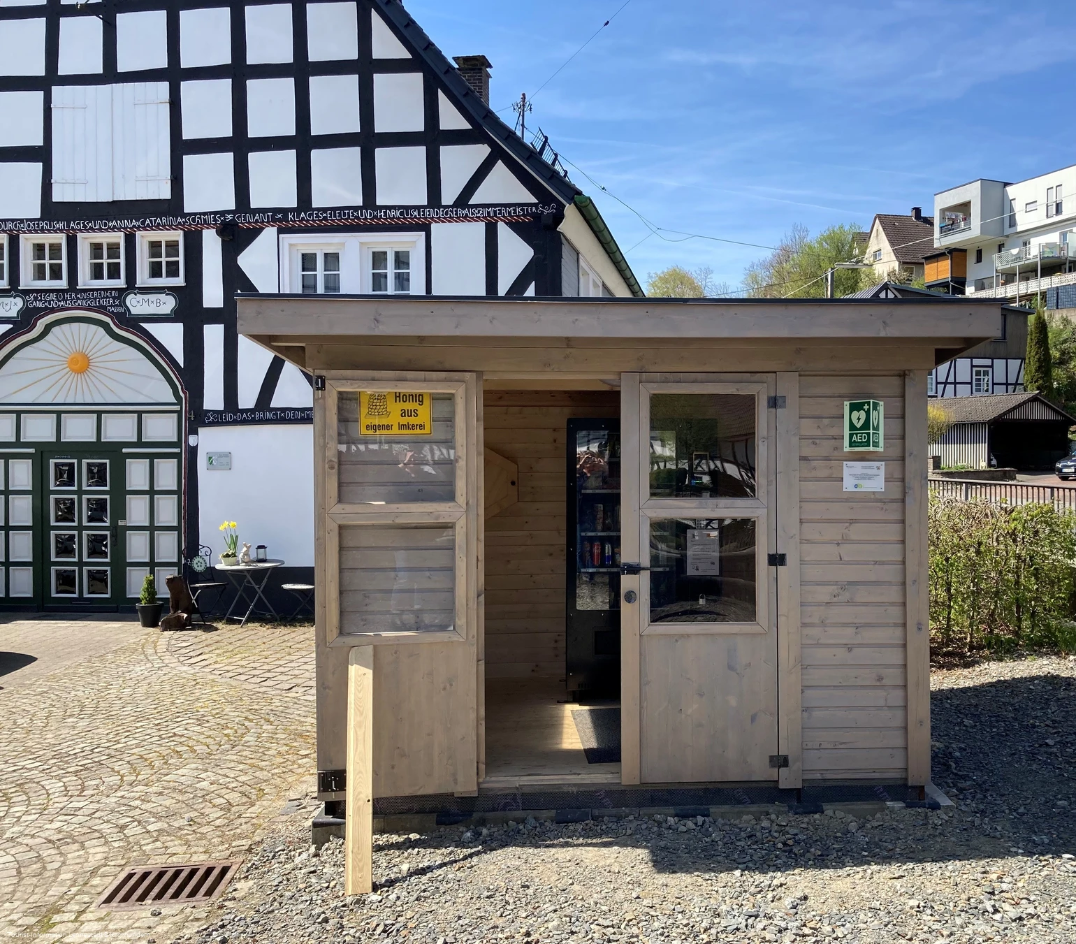 Dorf-Kiosk Kirchveischede außen.jpg