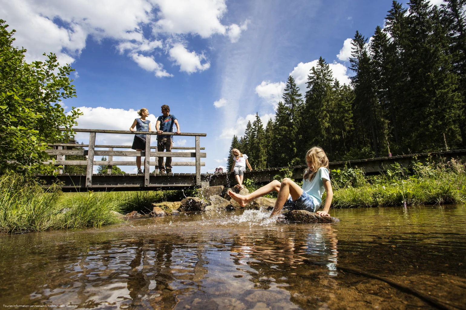 Familie an der Brücke im Schwarzbachtal