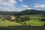 Blick auf dei Adolfsburg in Oberhundem © Sauerland Wanderdörfer;Klaus-Peter Kappest.jpg