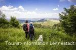 Aussicht von der Hohen Bracht - Wanderer mit Hund