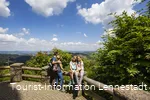 Familie macht Pause an der Hohen Bracht