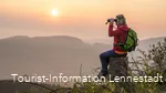 Wanderin mit Fernglas