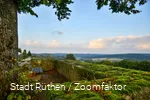 Blick von der Stadtmauer auf den Naturpark Arnsberger Wald